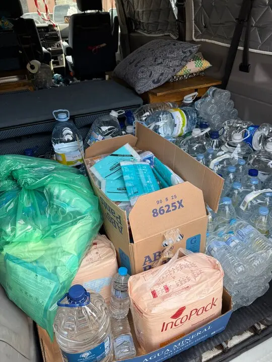 Los vecinos de Pinilla se solidarizan con alimentos y agua ante los incendios que asolan la provincia