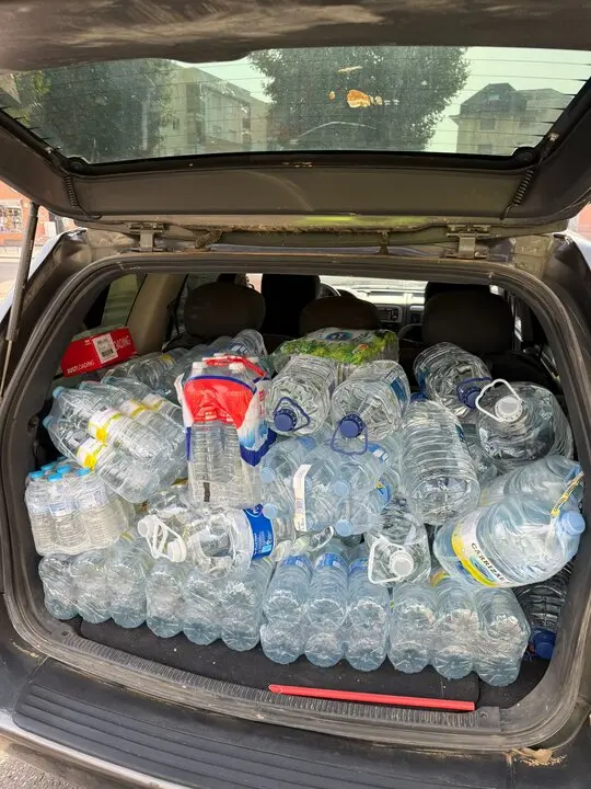 Los vecinos de Pinilla se solidarizan con alimentos y agua ante los incendios que asolan la provincia