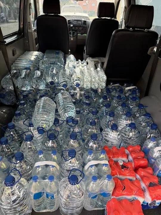 Los vecinos de Pinilla se solidarizan con alimentos y agua ante los incendios que asolan la provincia