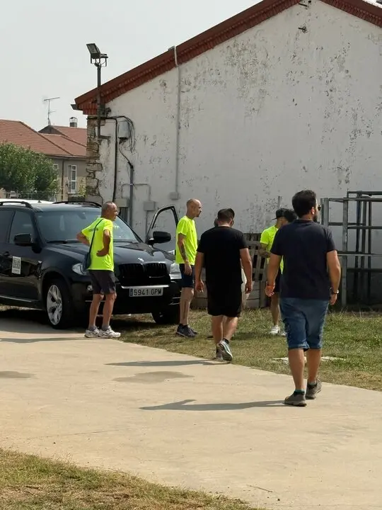 Los vecinos de Pinilla se solidarizan con alimentos y agua ante los incendios que asolan la provincia