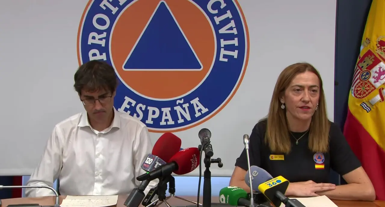La directora general de Protección Civil y Emergencias, Virginia Barcones, y el jefe de producción de la Agencia Estatal de Meteorología (AEMET), Jaime Rey Vidaurrazaga