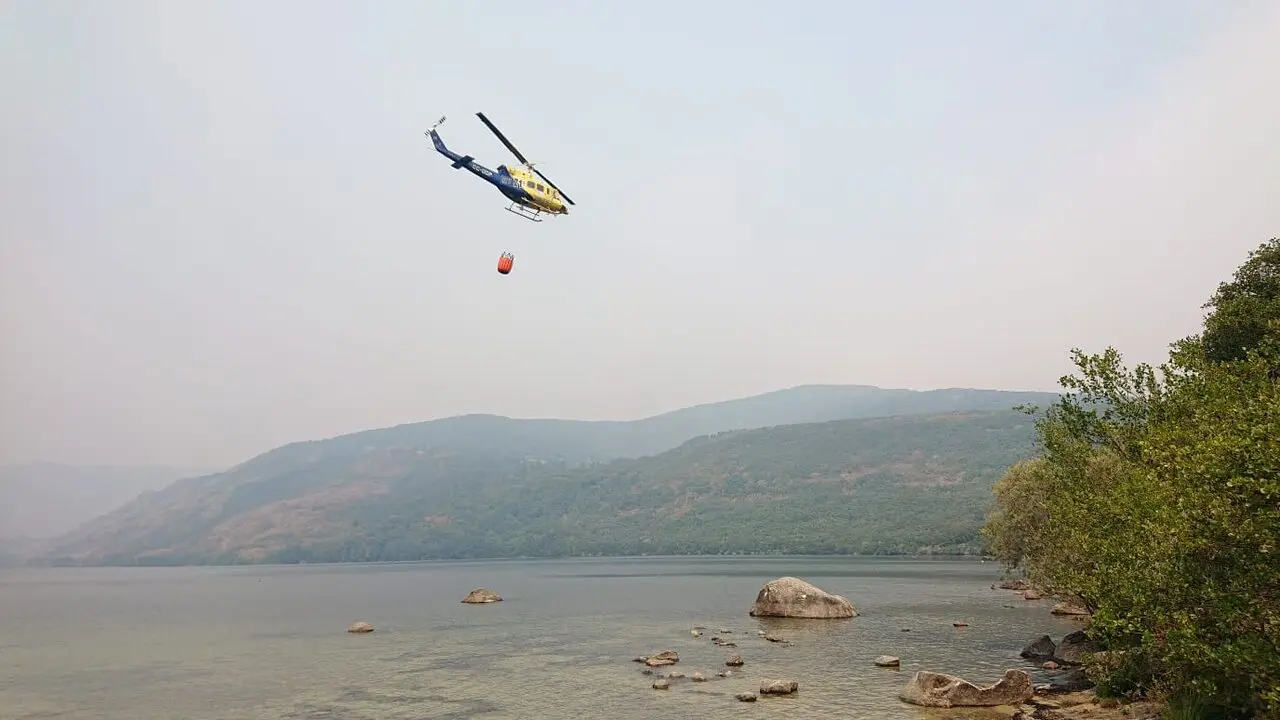 helicópteros trabajan contra el fuego en Sanabria