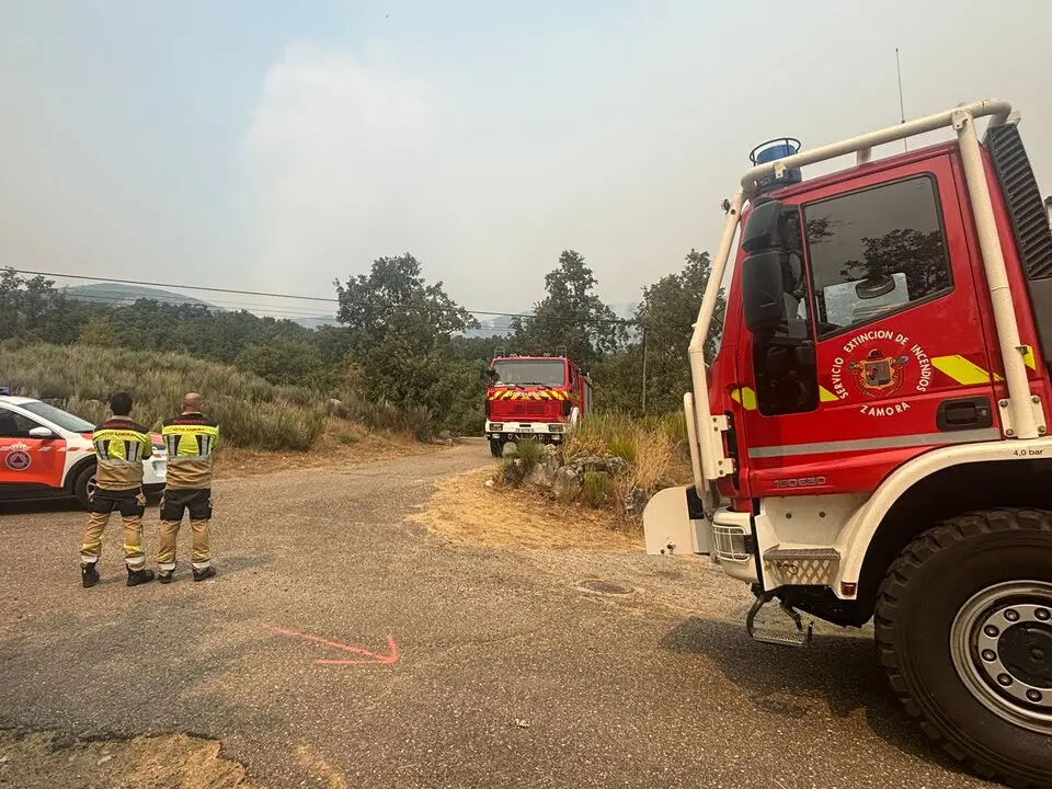 Bomberos de Zamora y protección Civil en Vigo de Sanabria