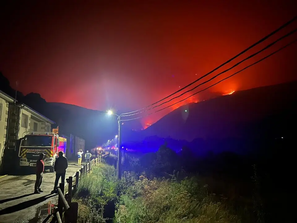 Vigo de Sanabria de noche, fuego_3