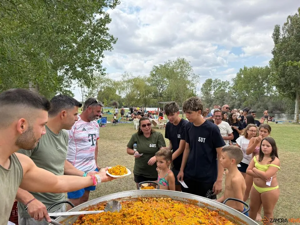 Santib&aacute;&ntilde;ez de Tera abre las fiestas de San Tirso con una multitudinaria comida popular