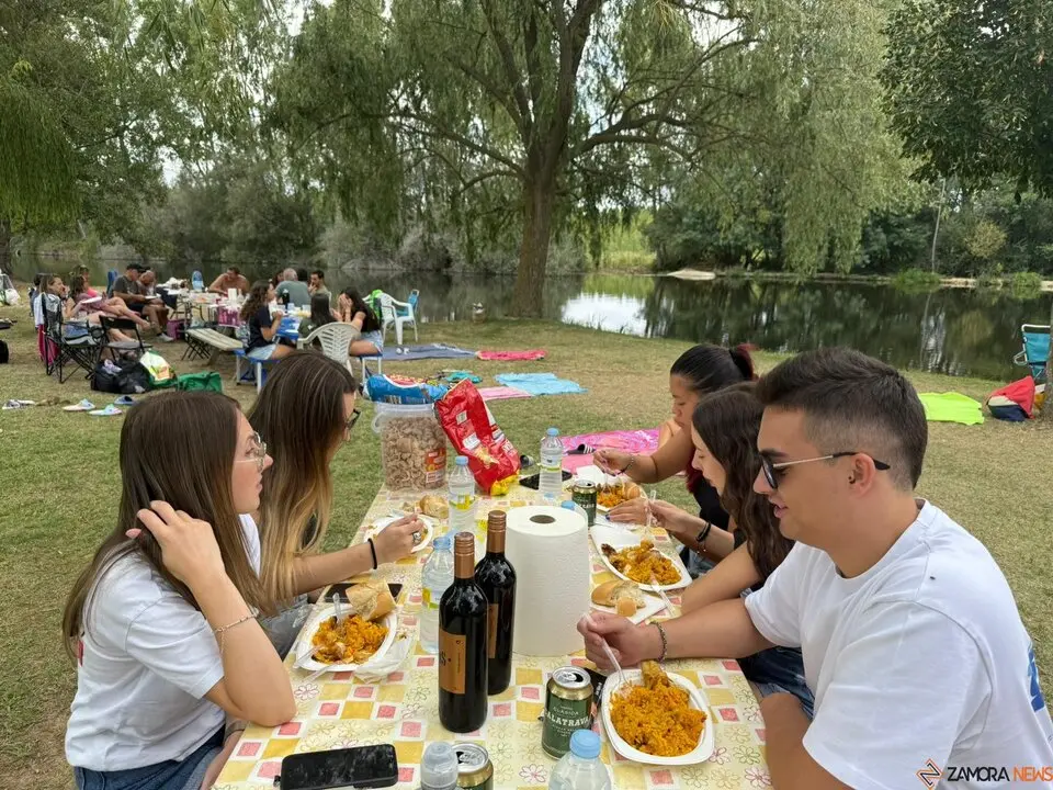 Santib&aacute;&ntilde;ez de Tera abre las fiestas de San Tirso con una multitudinaria comida popular