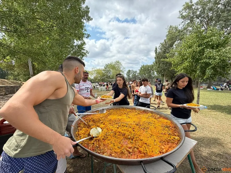 Santib&aacute;&ntilde;ez de Tera abre las fiestas de San Tirso con una multitudinaria comida popular