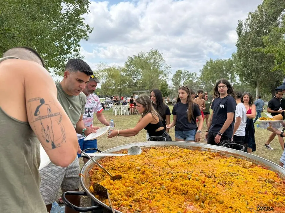 Santib&aacute;&ntilde;ez de Tera abre las fiestas de San Tirso con una multitudinaria comida popular