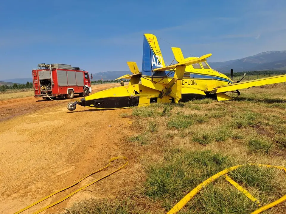 Aterrizaje de emergencia en la base de Rosinos tras un incidente con una aeronave durante la extinción del incendio de Porto de Sanabria