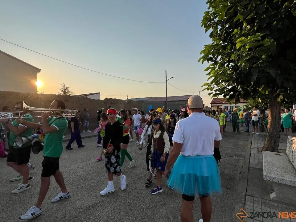 Desfile de peñas Villalazán_13