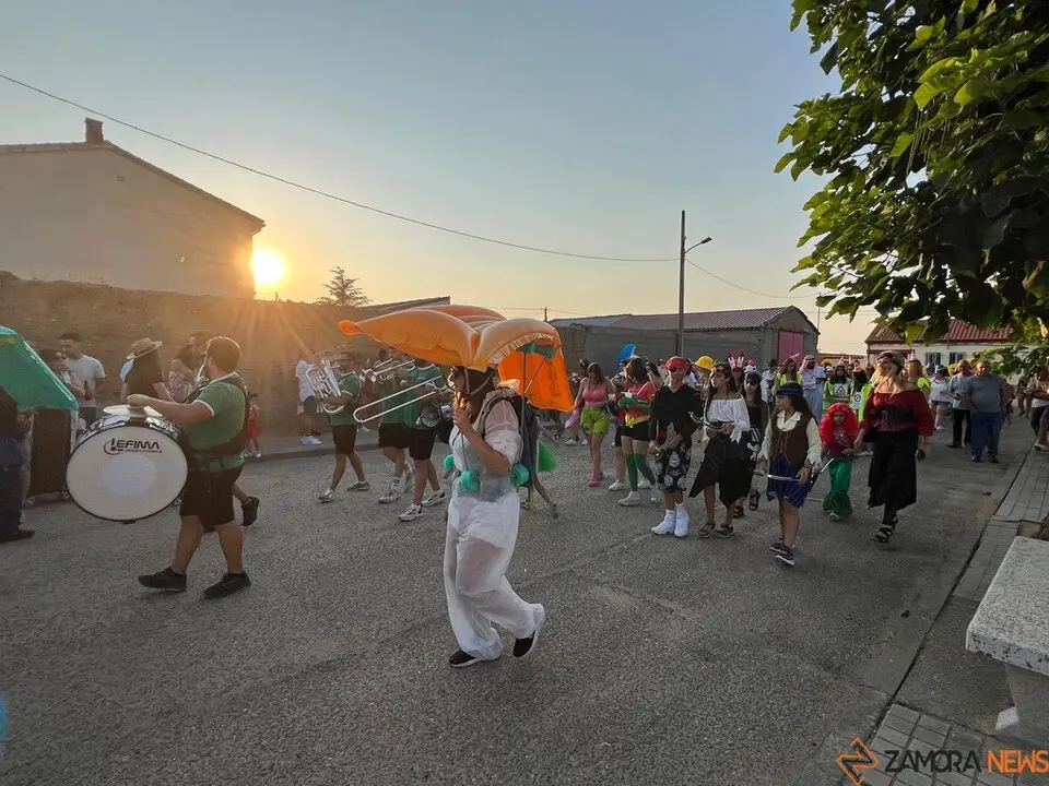 Desfile de peñas Villalazán_15