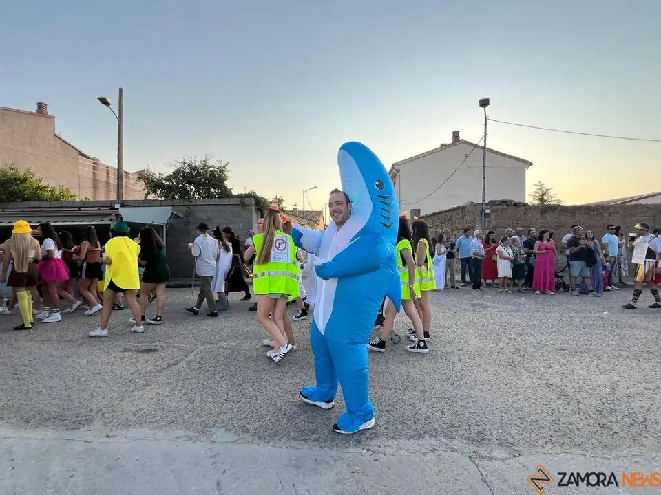 Desfile de peñas Villalazán_16