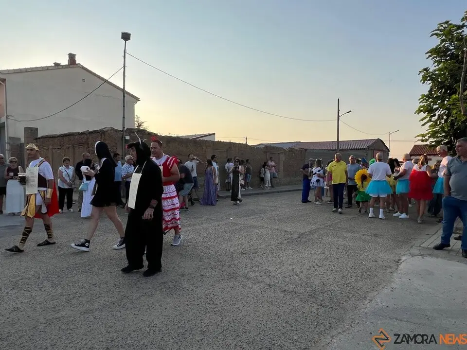 Desfile de peñas Villalazán_17