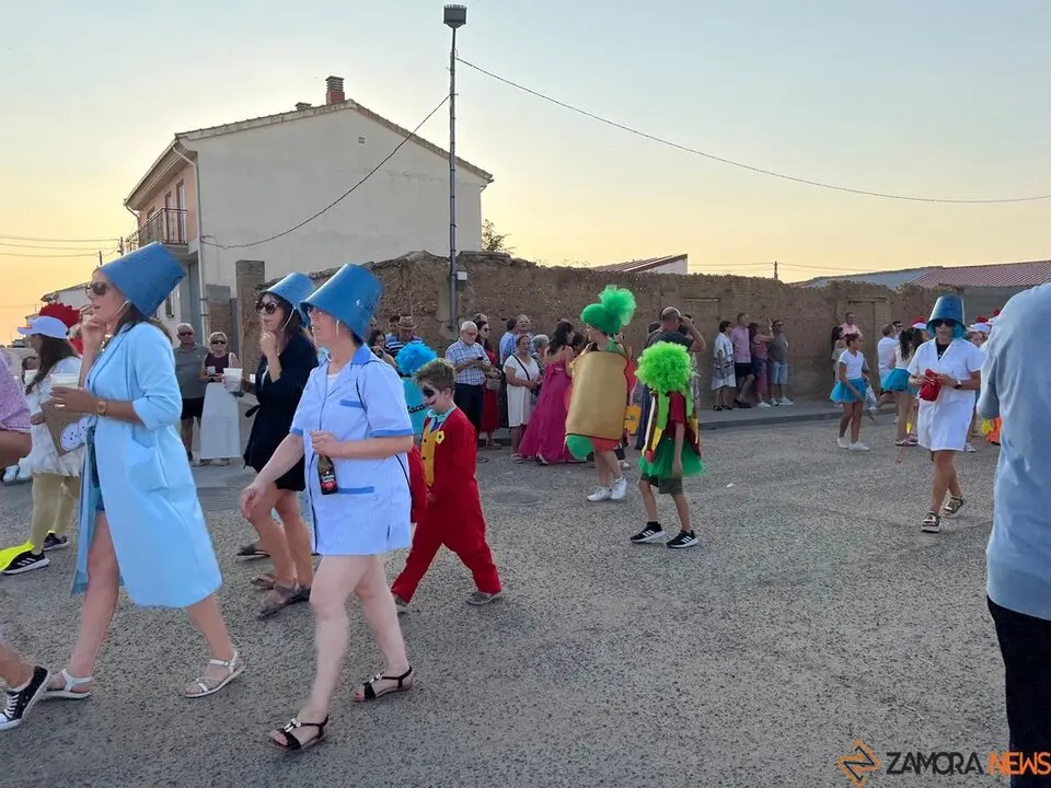 Desfile de peñas Villalazán_19