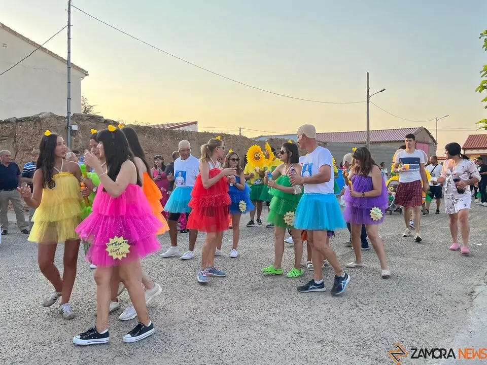 Desfile de peñas Villalazán_23