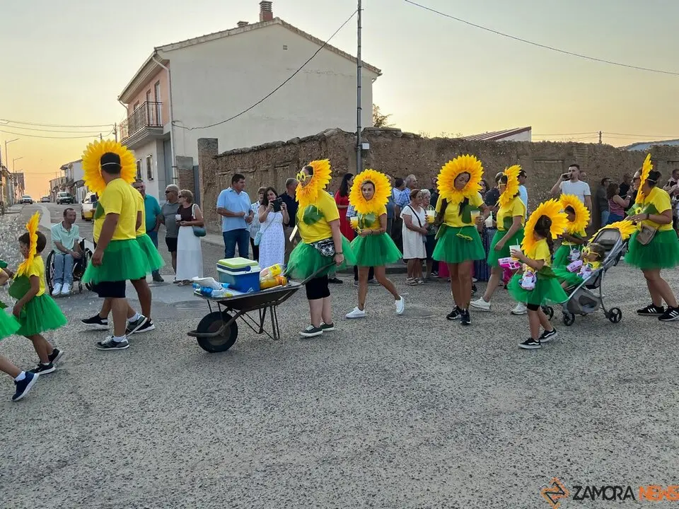 Desfile de peñas Villalazán_25
