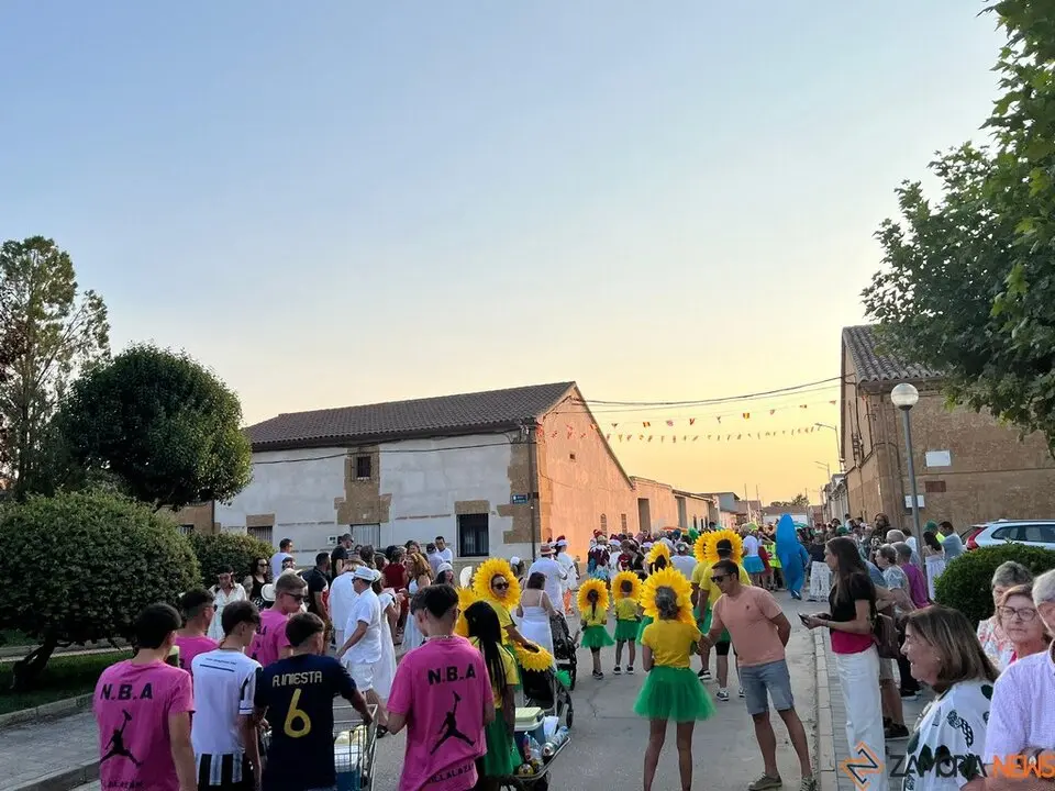 Desfile de peñas Villalazán_33