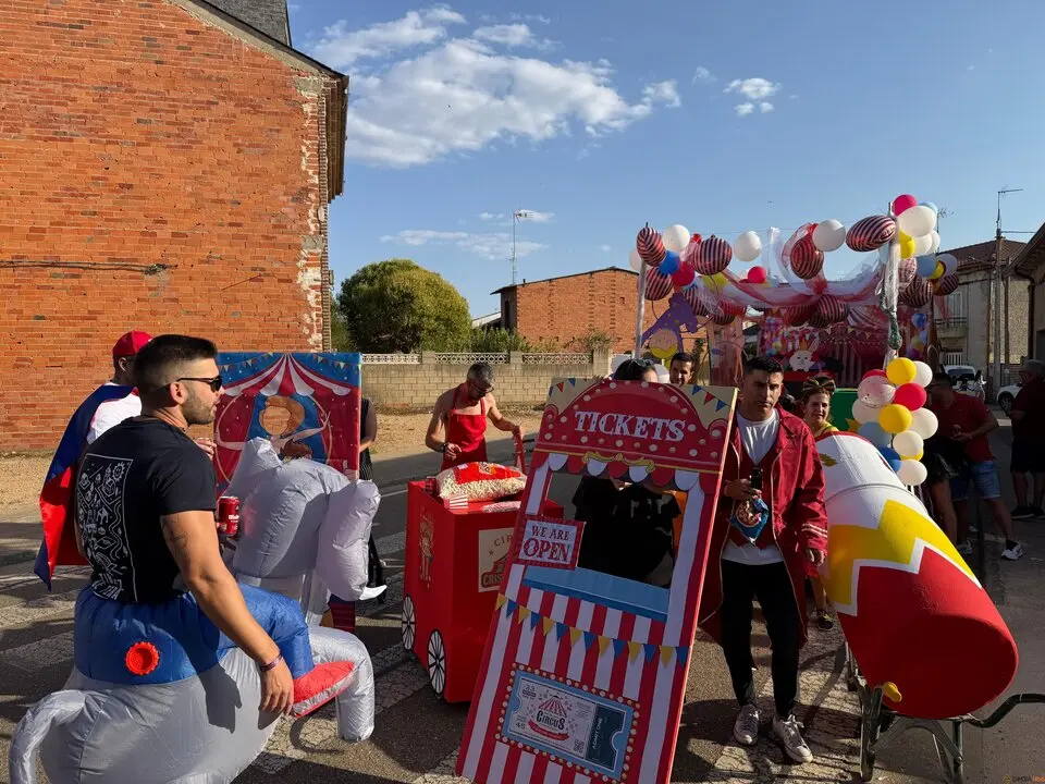 Un desfile de fantasía cierra las fiestas en Santibáñez de Tera