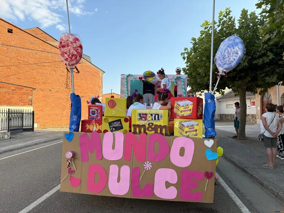Un desfile de fantasía cierra las fiestas en Santibáñez de Tera