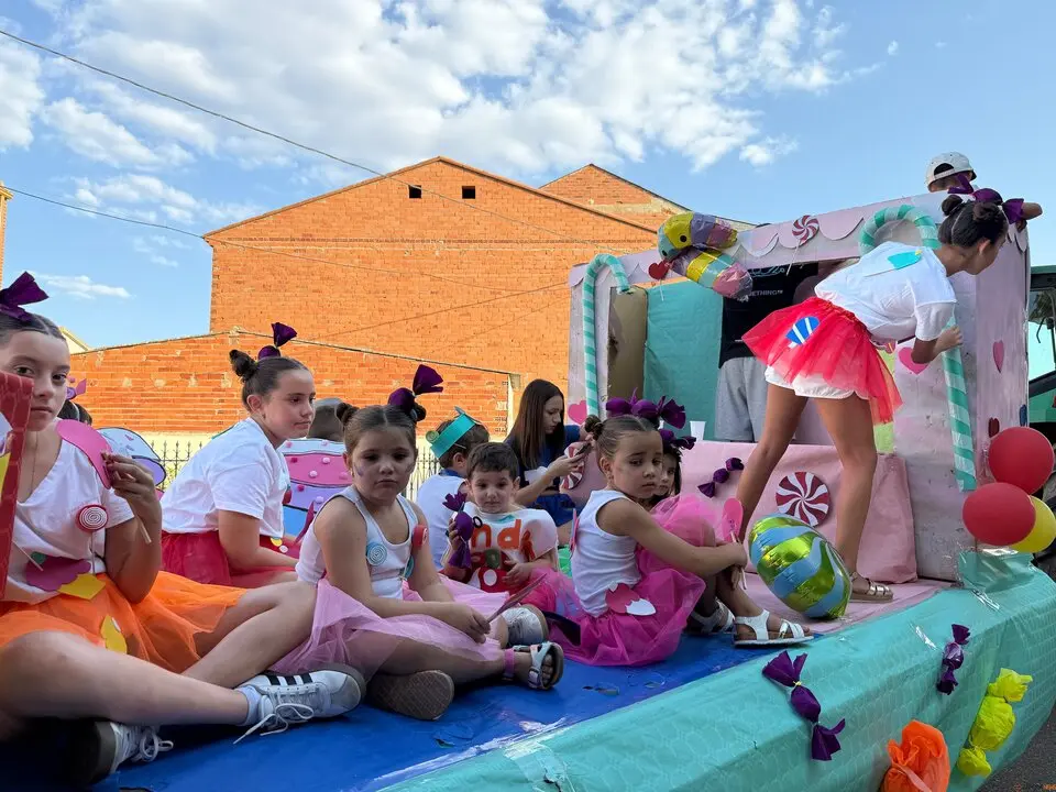 Un desfile de fantasía cierra las fiestas en Santibáñez de Tera