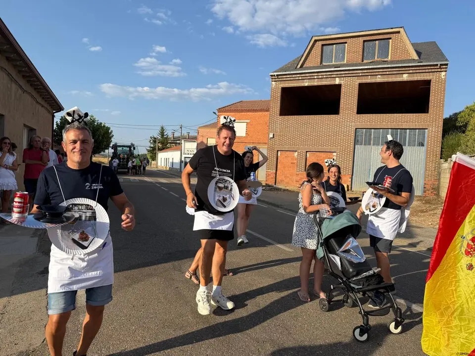 Un desfile de fantasía cierra las fiestas en Santibáñez de Tera