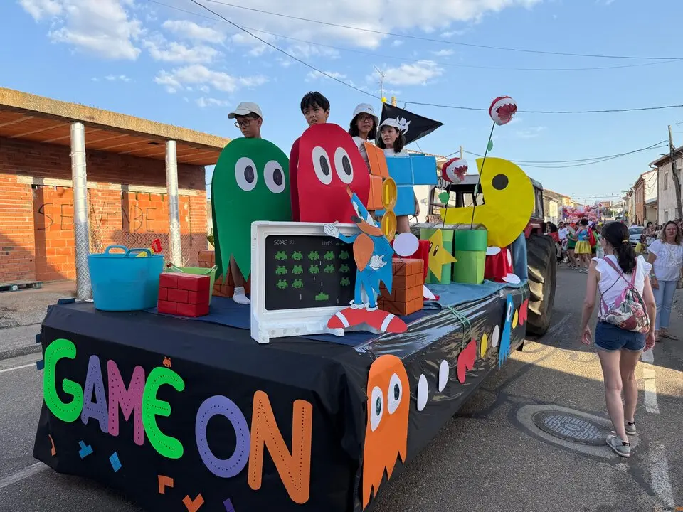 Un desfile de fantasía cierra las fiestas en Santibáñez de Tera