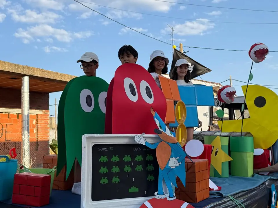 Un desfile de fantasía cierra las fiestas en Santibáñez de Tera