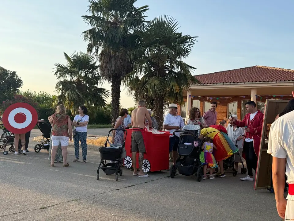 Un desfile de fantasía cierra las fiestas en Santibáñez de Tera