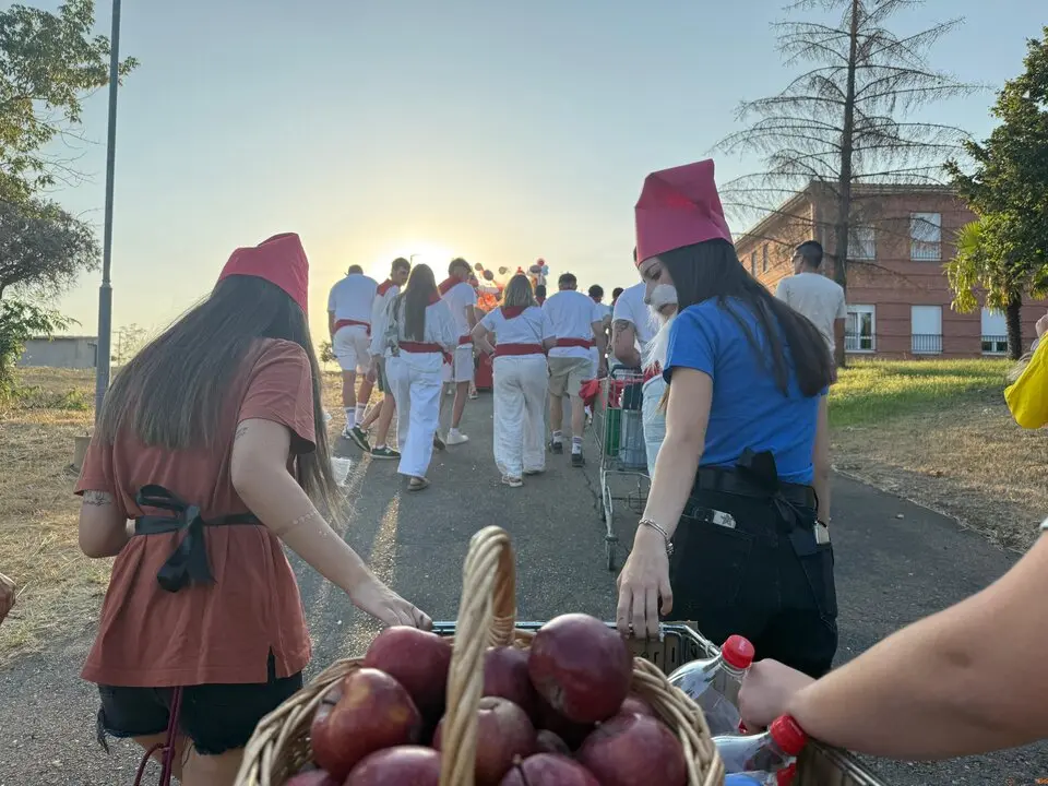 Un desfile de fantasía cierra las fiestas en Santibáñez de Tera