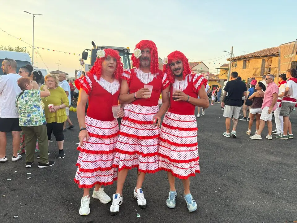 Un desfile de fantasía cierra las fiestas en Santibáñez de Tera