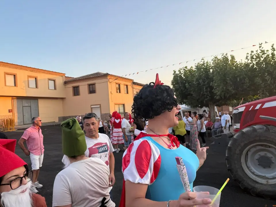 Un desfile de fantasía cierra las fiestas en Santibáñez de Tera