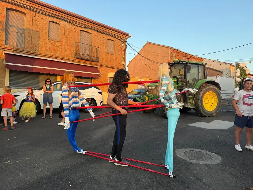 Un desfile de fantasía cierra las fiestas en Santibáñez de Tera
