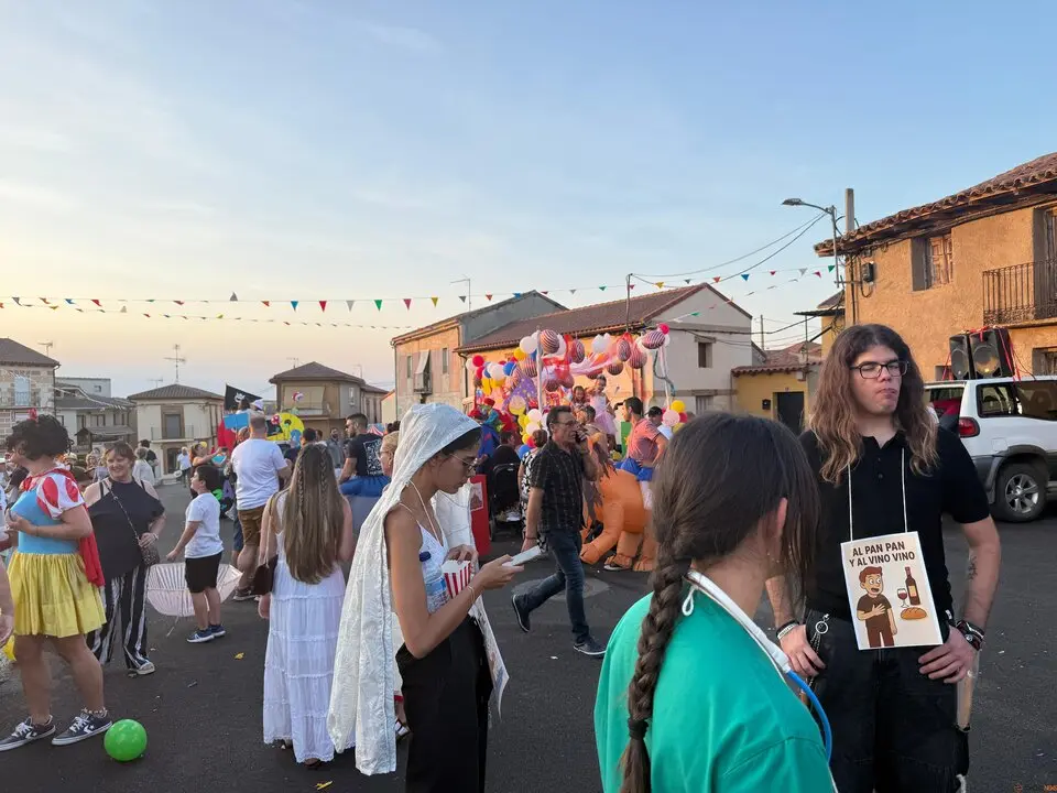 Un desfile de fantasía cierra las fiestas en Santibáñez de Tera