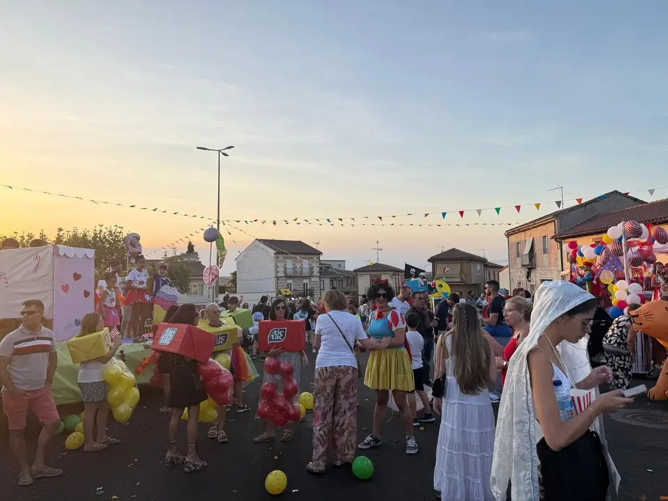 Un desfile de fantasía cierra las fiestas en Santibáñez de Tera