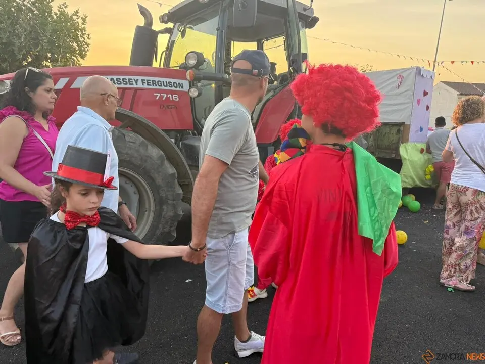 Un desfile de fantasía cierra las fiestas en Santibáñez de Tera