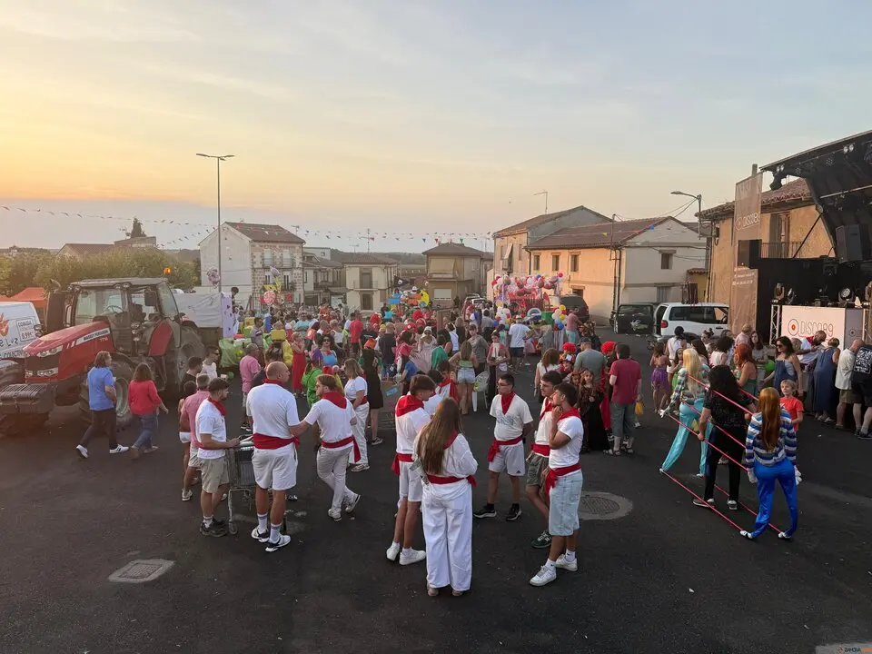Un desfile de fantasía cierra las fiestas en Santibáñez de Tera