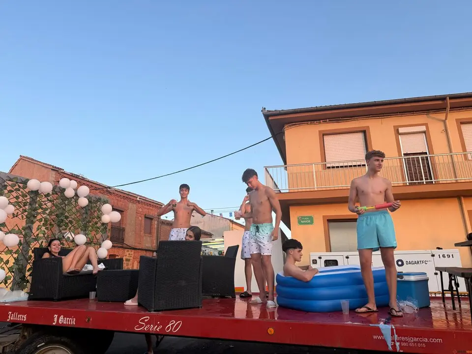 Un desfile de fantasía cierra las fiestas en Santibáñez de Tera