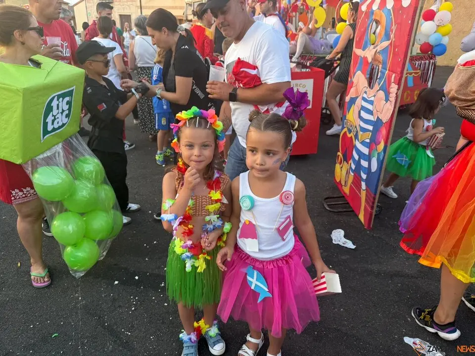 Un desfile de fantasía cierra las fiestas en Santibáñez de Tera