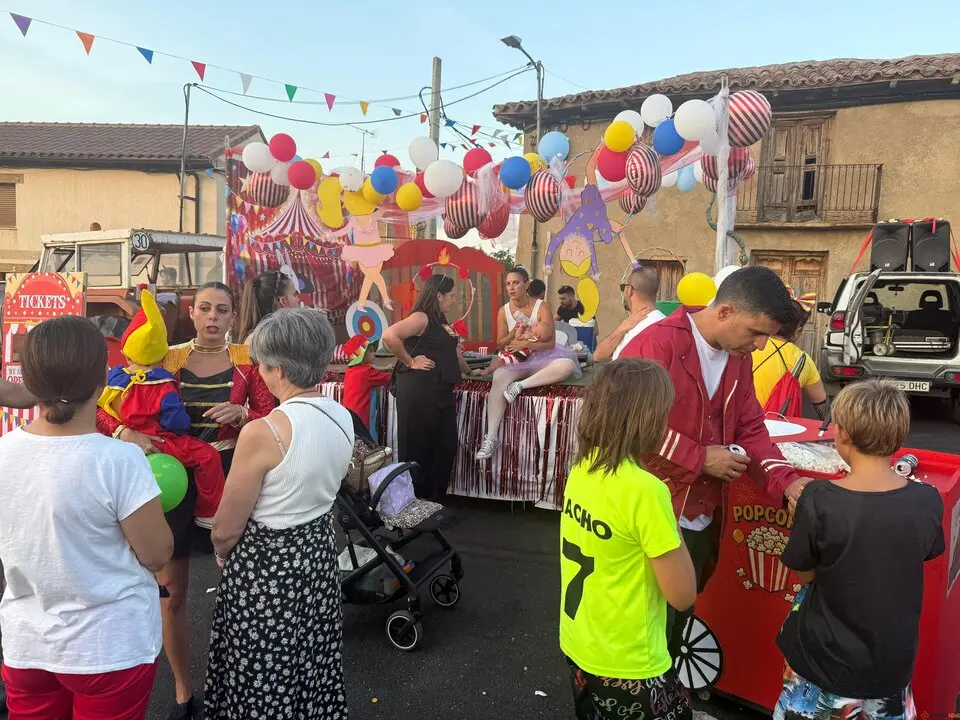 Un desfile de fantasía cierra las fiestas en Santibáñez de Tera