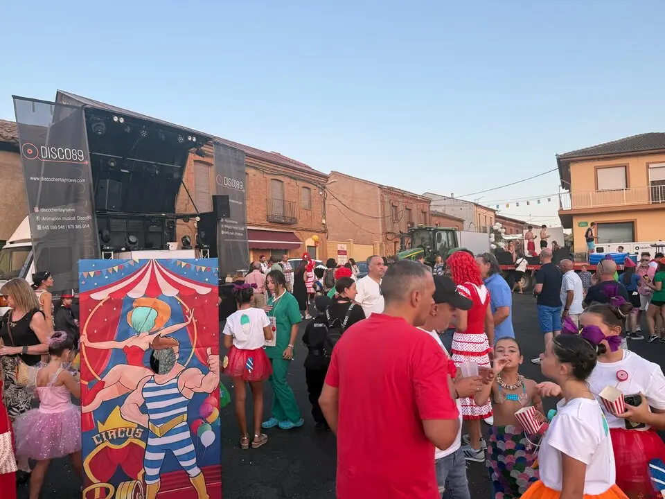 Un desfile de fantasía cierra las fiestas en Santibáñez de Tera