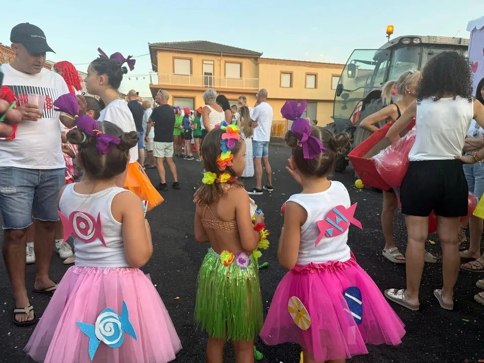Un desfile de fantasía cierra las fiestas en Santibáñez de Tera
