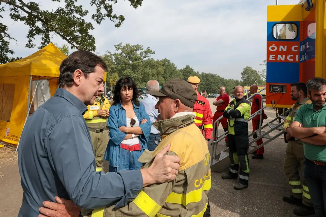 Mañueco y Felipe saludan efectivos de emergencias incendio de Porto