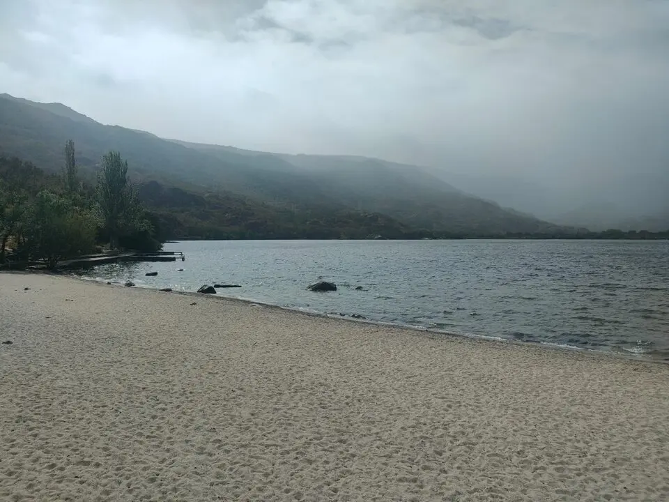 llueve en el lago