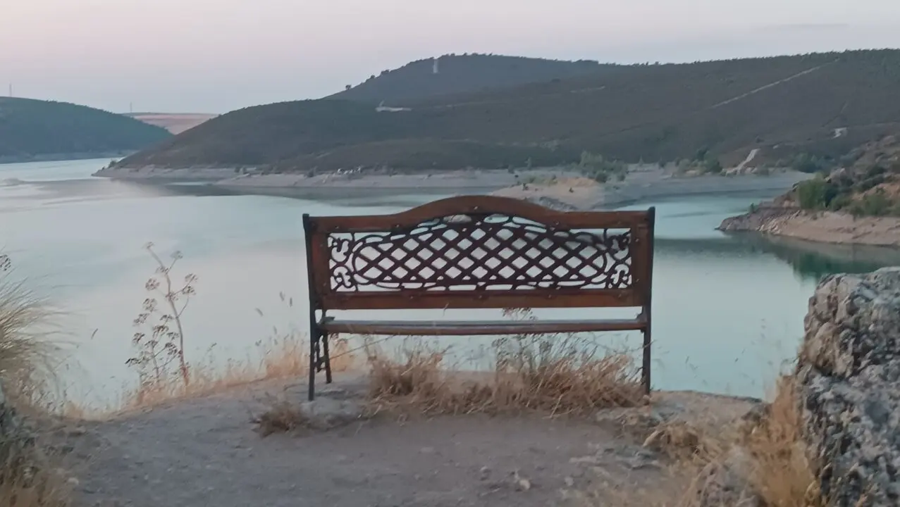 El banco “solitario” con las mejores vistas al embalse de Ricobayo