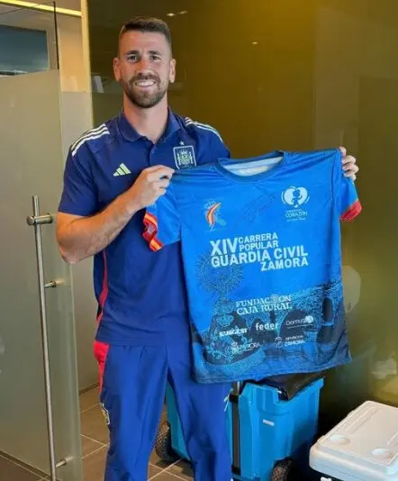 Unai Simón apoya la XIV Carrera Popular Guardia Civil de Zamora con una camiseta firmada a favor de las enfermedades raras