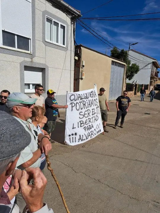 concentración en apoyo a Álvaro en Olleros de Tera  (9)