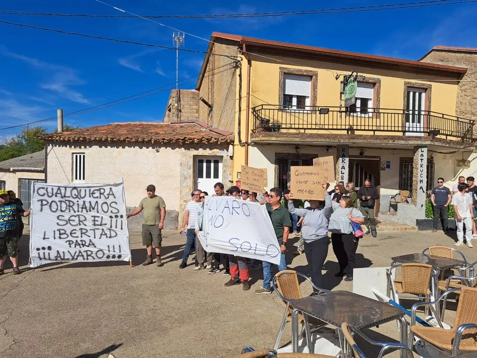 concentración en apoyo a Álvaro en Olleros de Tera  (10)