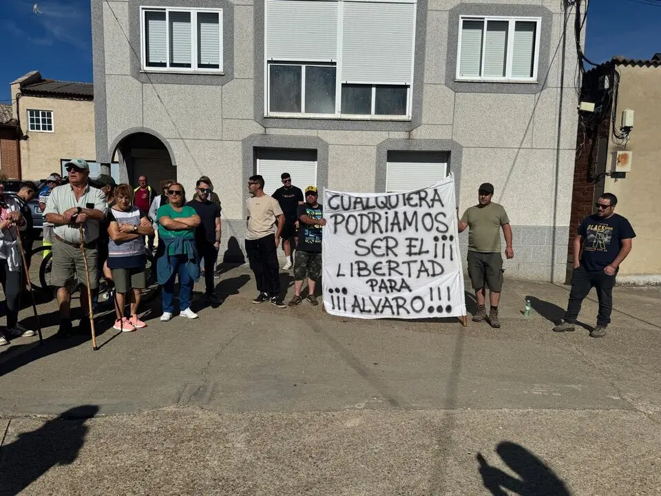 concentración en apoyo a Álvaro en Olleros de Tera   (2)