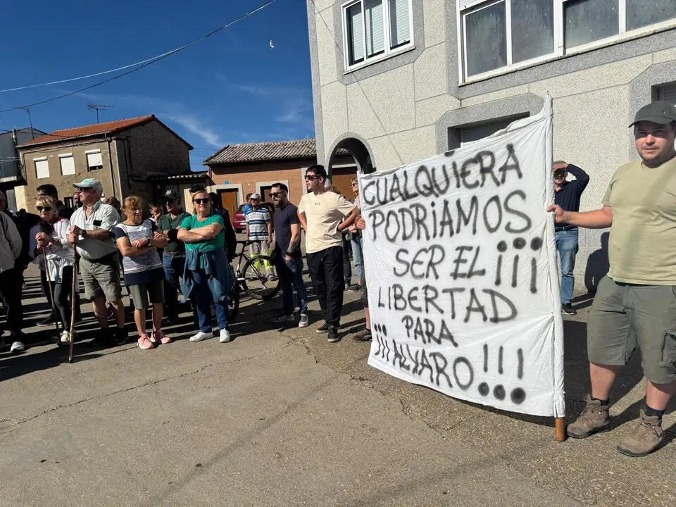 concentración en apoyo a Álvaro en Olleros de Tera   (3)