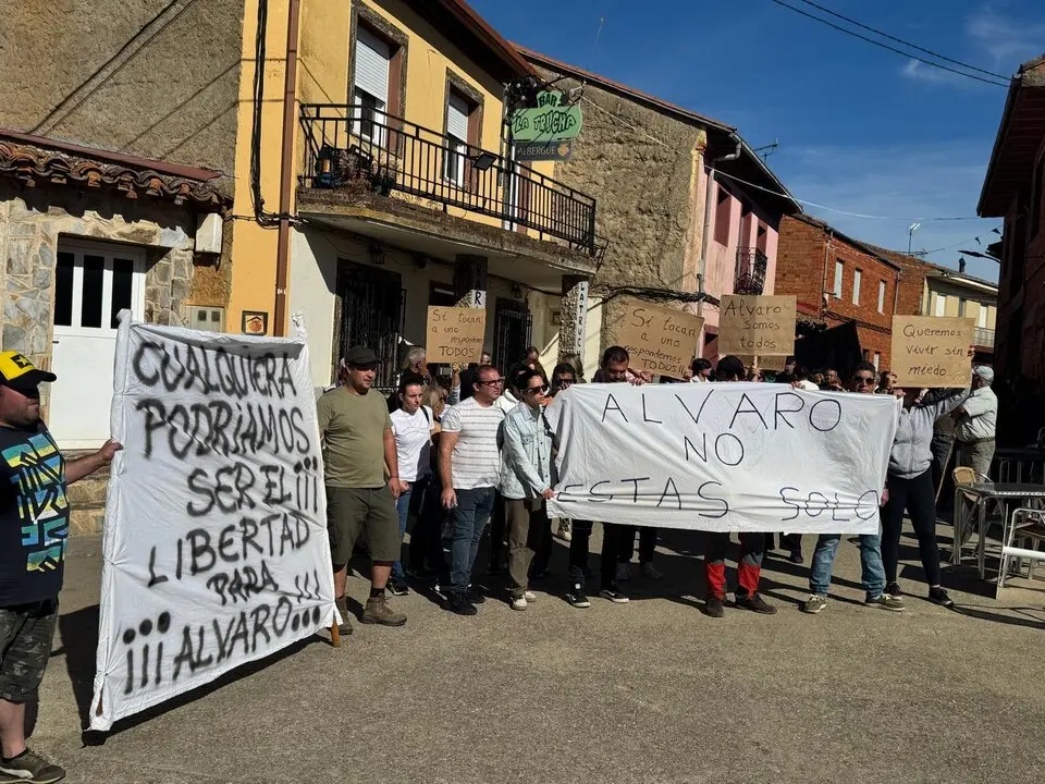 concentración en apoyo a Álvaro en Olleros de Tera   (6)